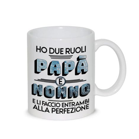 Tazza Relax per la colazione con la scritta “Ho due ruoli, Papà e Nonno, perfettamente eseguiti”. Ideale per regali festa del papà, compleanno e Natale.