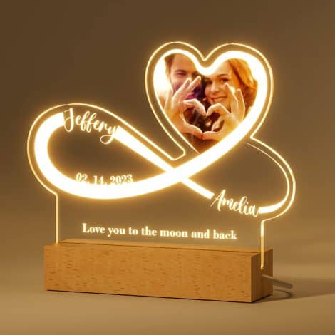 Lampada personalizzata Bemaystar per ricordi infiniti: foto, nome, testo e data. Ideale per San Valentino e anniversari. Perfetto per lei.