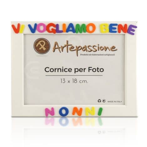 Cornici di legno con scritta “Vi Vogliamo Bene Nonni”, adatte per appoggiare o appendere le foto. Misura 13×18 cm, colore bianco. Perfette come regalo o ricordo.