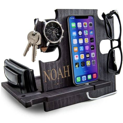 Docking Station in legno personalizzata per smartphone, ideale regalo per uomo e donna, perfetta per compleanni e festività.